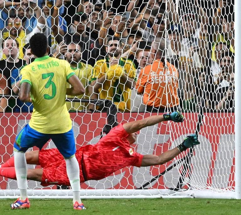 Seleção amplia fiascos dentro e fora de campo e deixa de ser protagonista