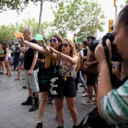 Moradores de Barcelona atiram em turistas com arminhas de água