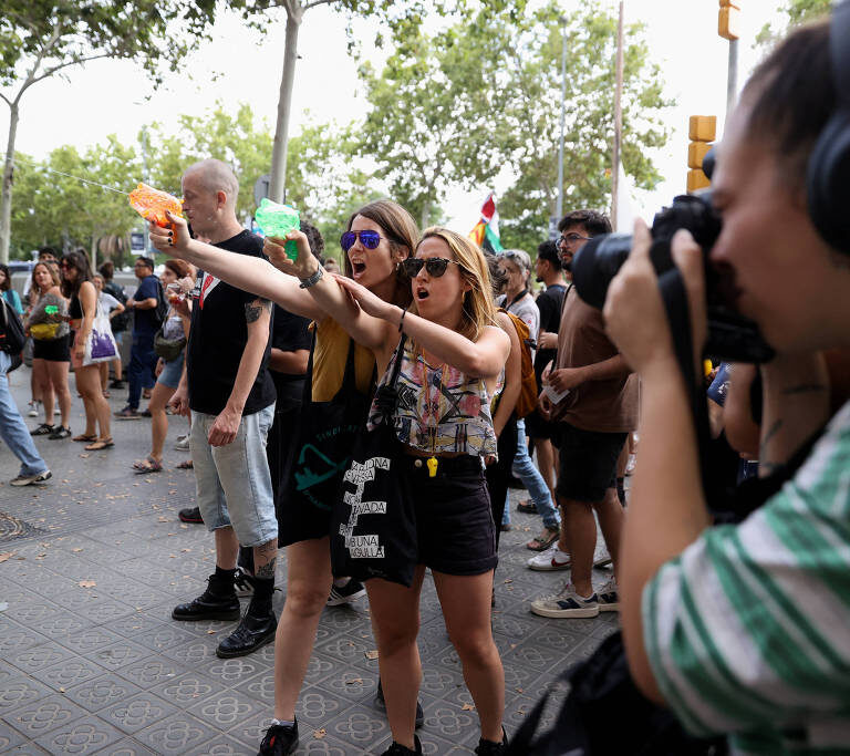 Moradores de Barcelona atiram em turistas com arminhas de água
