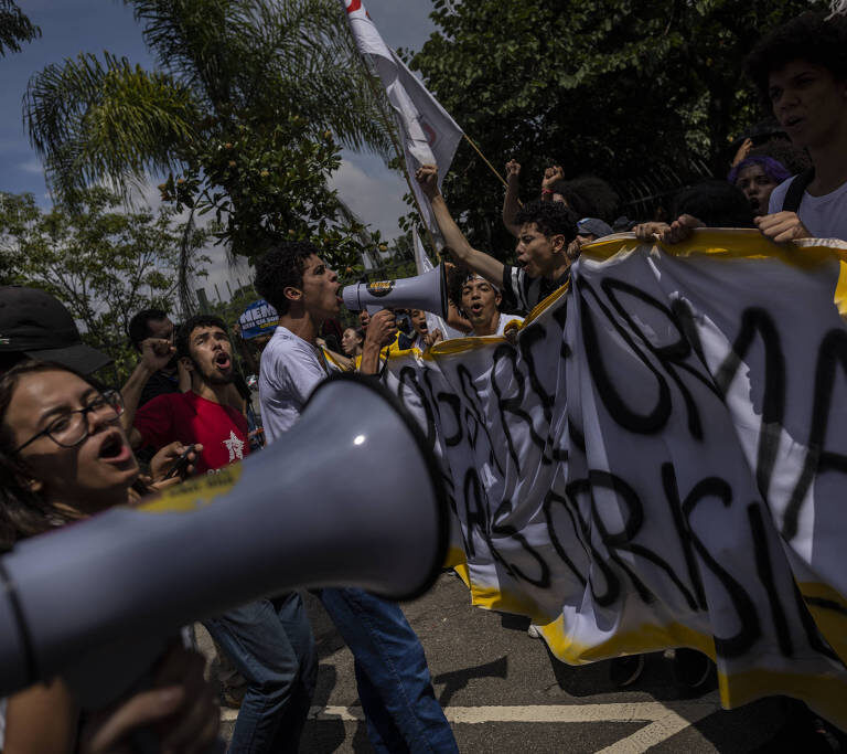 Câmara aprova nova reforma do ensino médio com mais disciplinas tradicionais