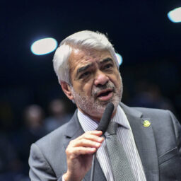 Aliados do centrão demonizam governo, que precisa recompor base, diz senador petista