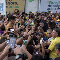 Bolsonaro vai a Duque de Caxias e é exaltado por ex-prefeito investigado