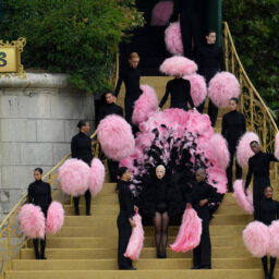 Diretor criativo da Yves Saint Laurent aponta plágio em vestido de Lady Gaga nas Olimpíadas