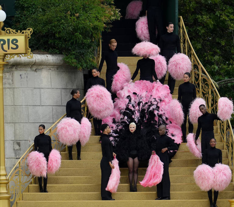 Diretor criativo da Yves Saint Laurent aponta plágio em vestido de Lady Gaga nas Olimpíadas