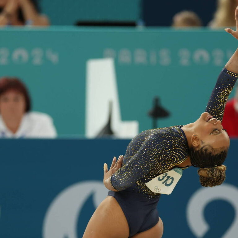 Rebeca Andrade lidera Brasil rumo ao bronze inédito na ginástica por equipes