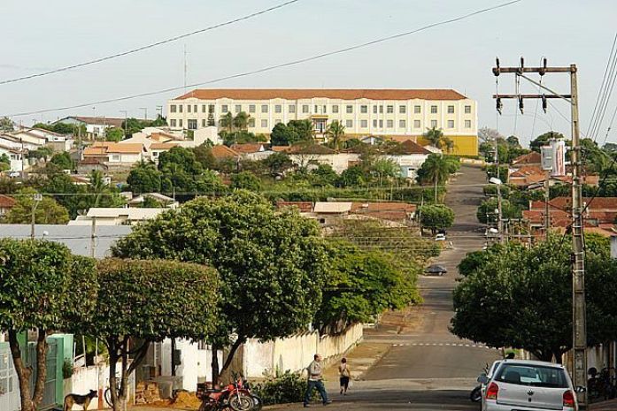 Lucélia abre concurso com três vagas para professor da educação básica