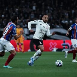 Corinthians leva sufoco, mas bate Bahia com golaço e finalmente deixa o Z4