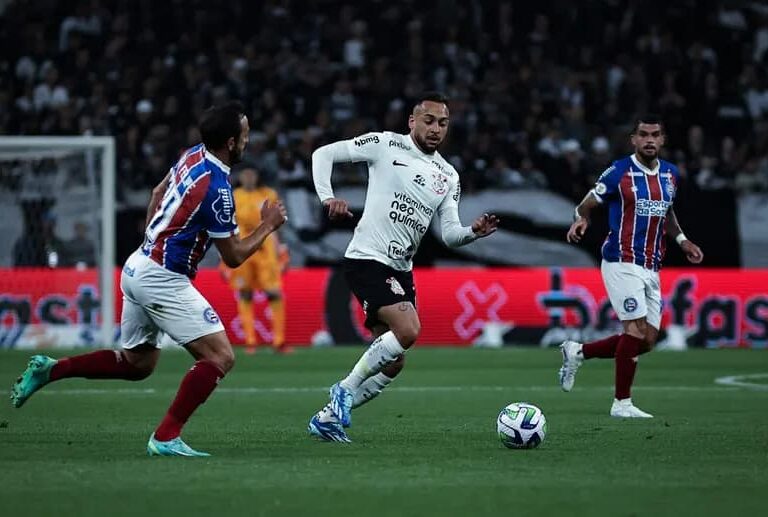 Corinthians leva sufoco, mas bate Bahia com golaço e finalmente deixa o Z4