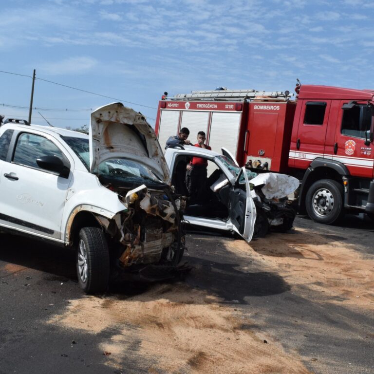 Colisão entre duas caminhonetes deixa dois feridos em curva da SP-294