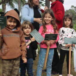 Crianças do Residencial Valle do Canaã fazem plantio de 120 mudas de árvores