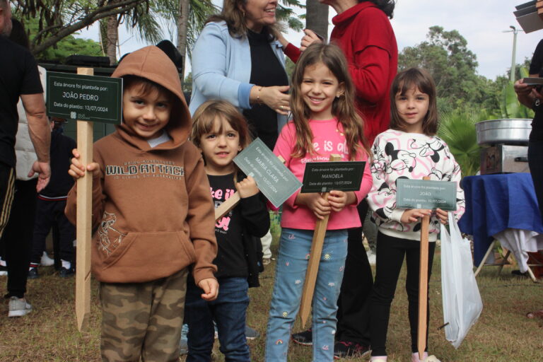 Crianças do Residencial Valle do Canaã fazem plantio de 120 mudas de árvores