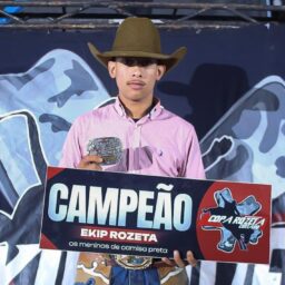 Peão de Pompeia é campeão do tradicional rodeio nacional de Pinhalão no Paraná