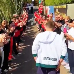 Michel Augusto tem recepção emocionante no clube e reencontra família em Bastos