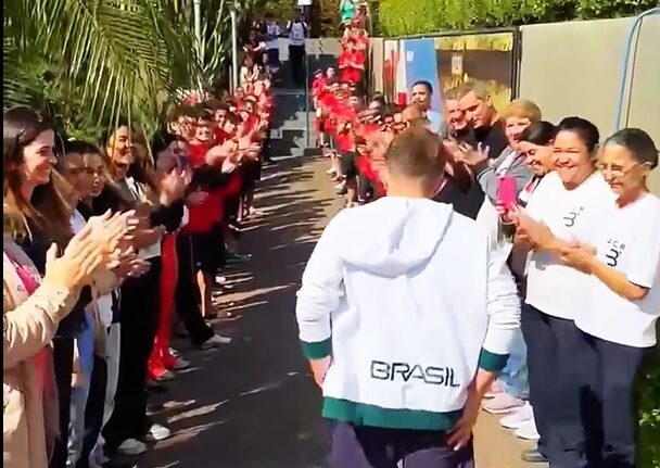 Michel Augusto tem recepção emocionante no clube e reencontra família em Bastos