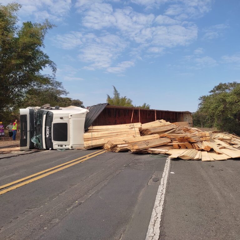 Carreta tomba e provoca interdição total da BR-153 em Guaimbê, informa PRF