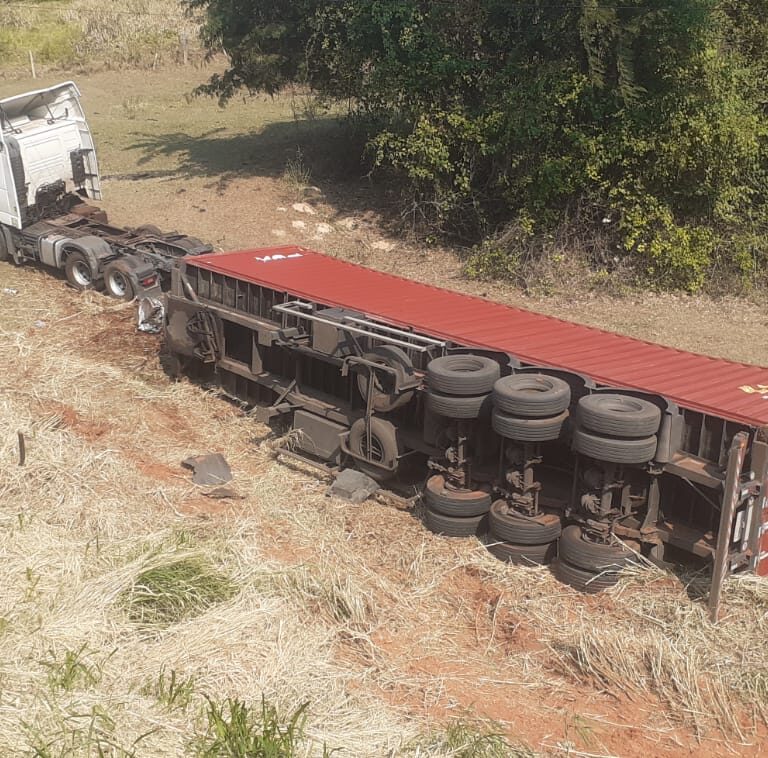 Carreta com container despenca na SP-294 e motorista escapa ileso