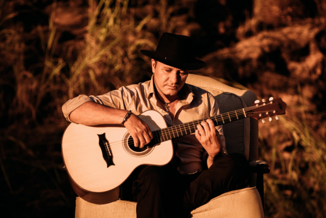 Festival Julino de Queiroz recebe cantores sertanejos na praça Central a partir do dia 18