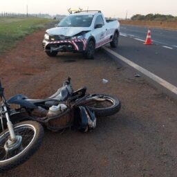 Veículo de concessionária atinge traseira de motocicleta em rodovia da região