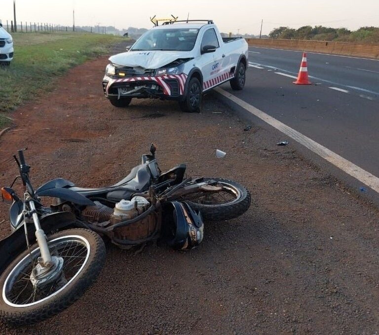 Veículo de concessionária atinge traseira de motocicleta em rodovia da região