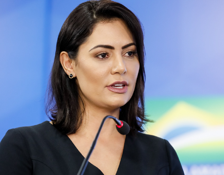 Michelle Bolsonaro ironiza Janja e diz que primeira-dama tem vocação para viajar