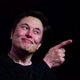 Filha de Elon Musk diz que vai ‘desmascarar’ pai após ataques transfóbicos
