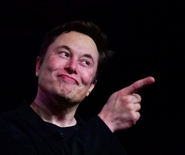 Filha de Elon Musk diz que vai ‘desmascarar’ pai após ataques transfóbicos