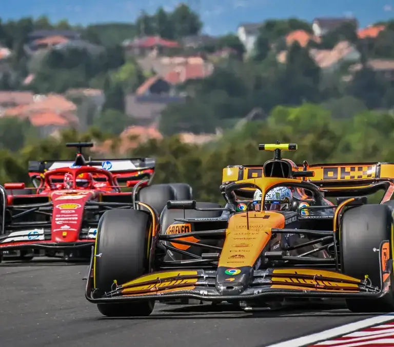 Norris lidera dobradinha da McLaren no último treino antes da classificação