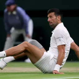 Djokovic sofre dois tombos, mas bate Rune e vai às quartas em Wimbledon