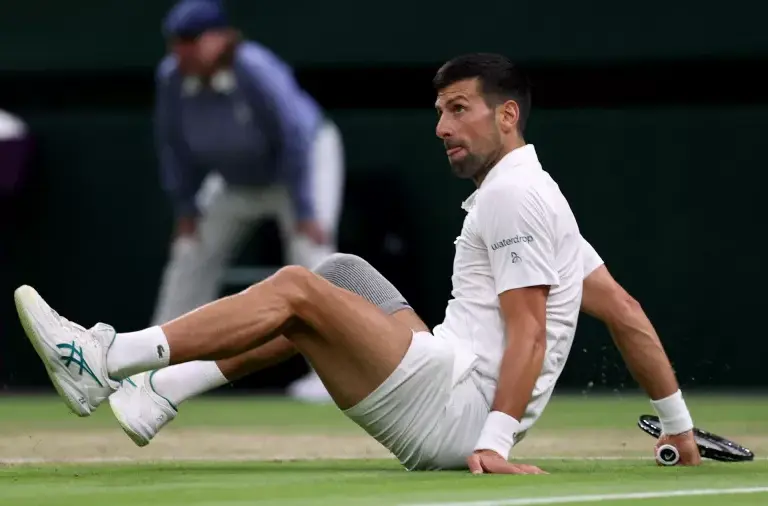 Djokovic sofre dois tombos, mas bate Rune e vai às quartas em Wimbledon