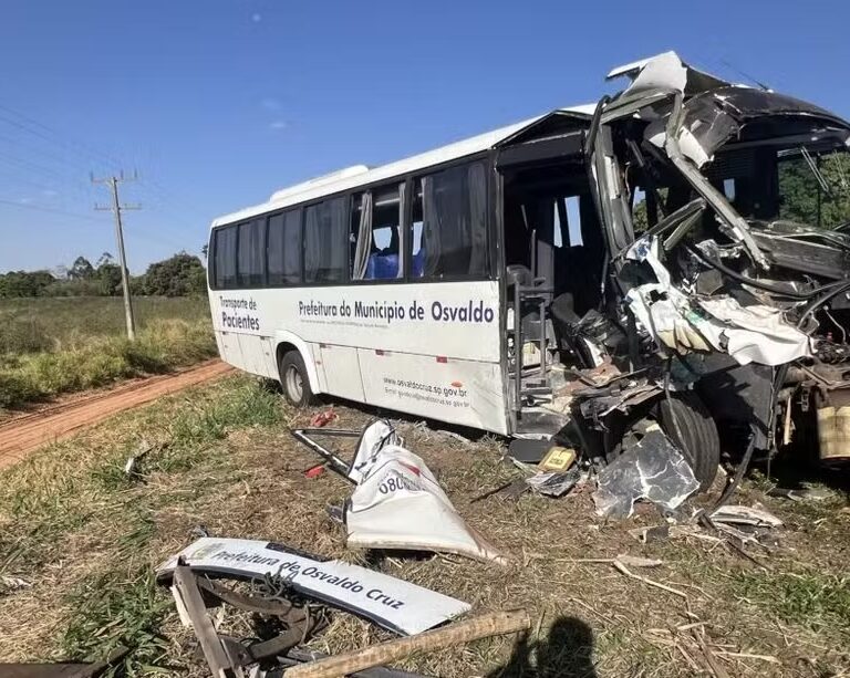 Acidente entre ônibus e caminhão deixa oito feridos na SP-294