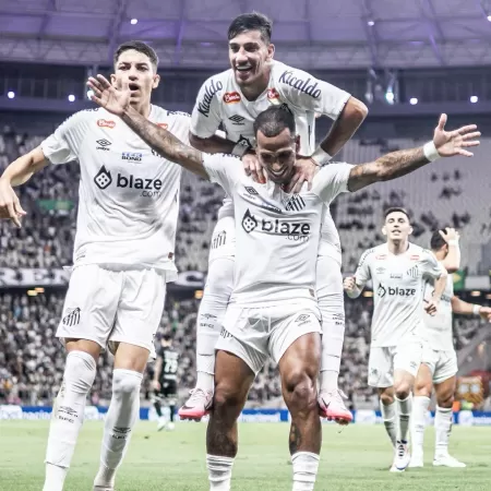 Santos vence e assume liderança da Série B em possível despedida de Carille