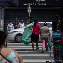 Motorista deve parar quando pedestre atravessa rua, mesmo onde não há faixa; veja regras