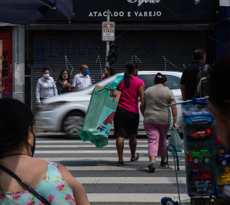 Motorista deve parar quando pedestre atravessa rua, mesmo onde não há faixa; veja regras