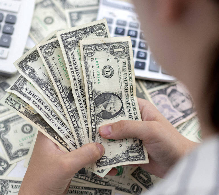 Dólar abre em queda de 0,81% com investidores voltando a buscar ativos de risco