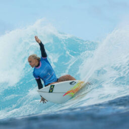 Tatiana Weston-Webb avança à semifinal do surfe feminino; Luana é eliminada