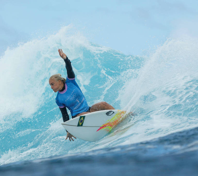 Tatiana Weston-Webb avança à semifinal do surfe feminino; Luana é eliminada