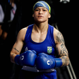 Bia Ferreira recebe a medalha de bronze no boxe, mas sem a faixa na cabeça