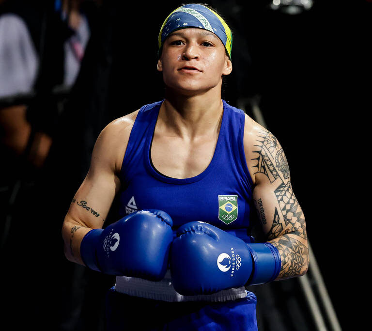 Bia Ferreira recebe a medalha de bronze no boxe, mas sem a faixa na cabeça