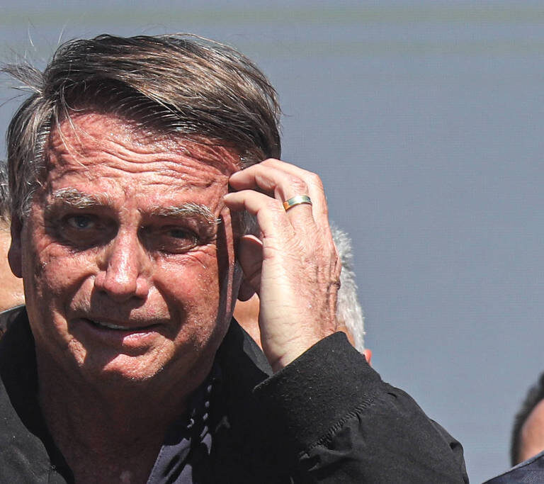 Bolsonaro diz que vai leiloar joias e doar à Santa Casa onde foi atendido