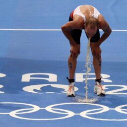 O que é a bactéria encontrada no rio Sena que pode ter causado internação de triatleta