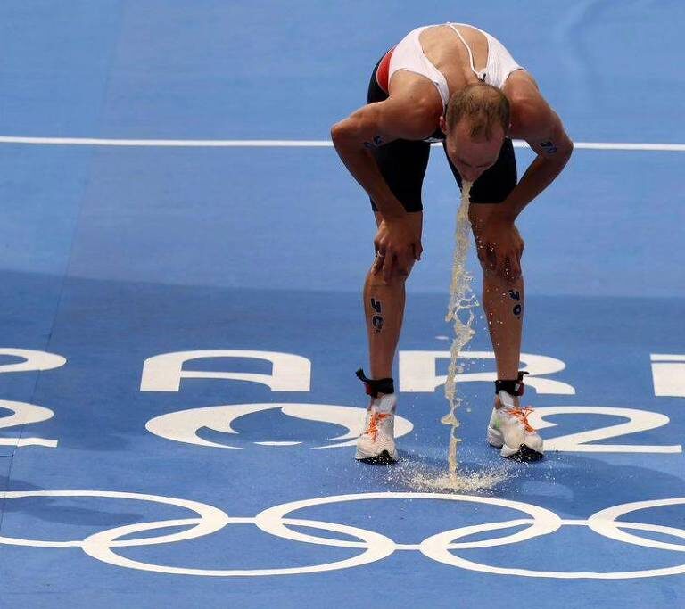 O que é a bactéria encontrada no rio Sena que pode ter causado internação de triatleta