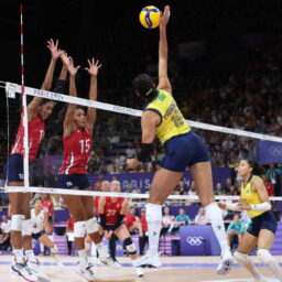 Seleção feminina volta a ser castigada pelos EUA e vai brigar pelo bronze no vôlei