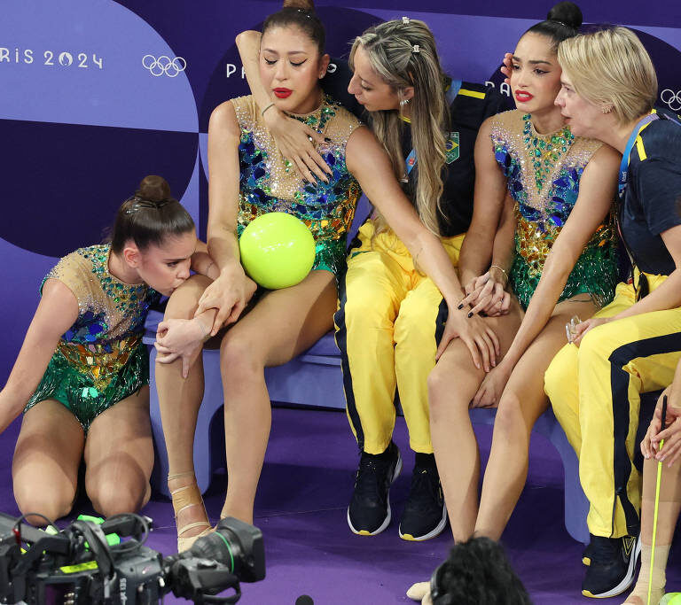 Brasileira se machuca minutos antes e equipe se apresenta sob aplausos e lágrimas