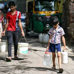 Quase meio bilhão de crianças vivem o dobro de dias de calor extremo que avós enfrentaram