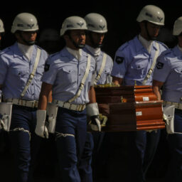 Força Aérea faz novo transporte de urnas funerárias para Cascavel (PR)