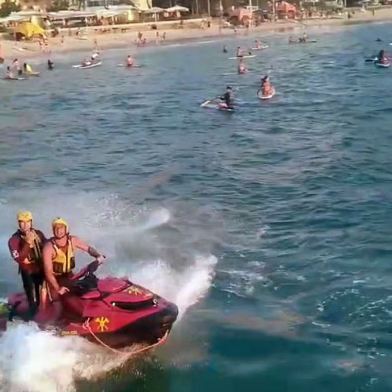 Bombeiros socorrem 100 banhistas arrastados por ventania em Copacabana