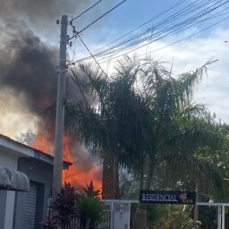 Imóvel com recicláveis é consumido por incêndio na zona oeste de Marília