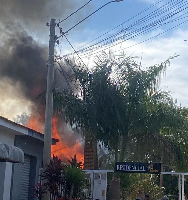 Imóvel com recicláveis é consumido por incêndio na zona oeste de Marília