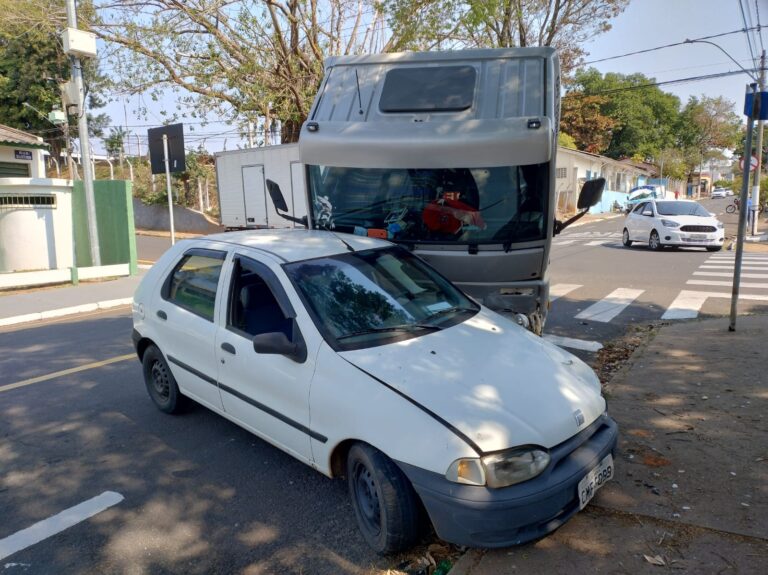 Três veículos se envolvem em acidente na zona norte de Marília