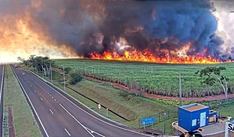 Incêndio de grandes proporções leva risco à motoristas e usuários na região